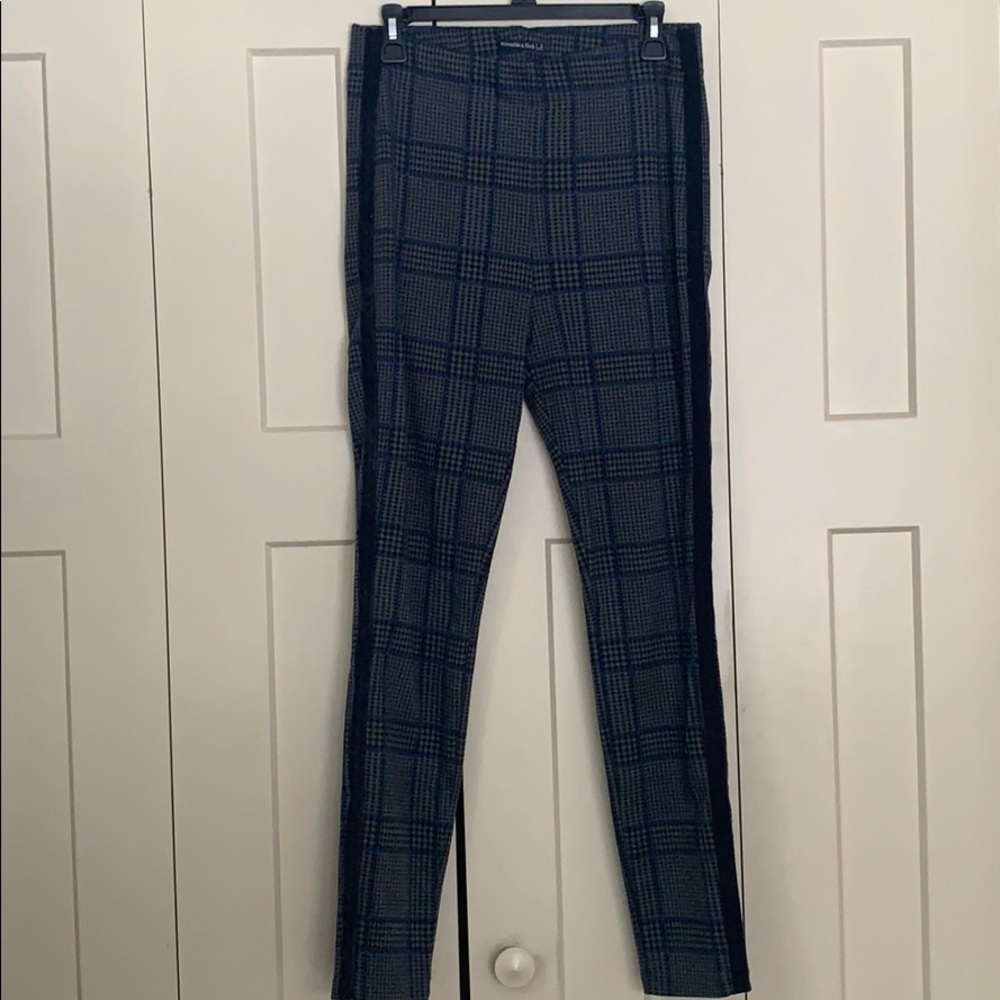 ABERCROMBIE & FITCH PLAID LEGGING